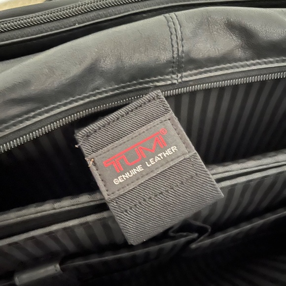 TUMI Leather Expandable Briefcase with Shoulder Strap - never been used - Picture 2 of 6